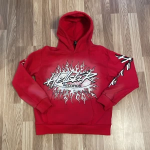 Hellstar Röd Acid Wash - Säljer min röda hellstar hoodie då den aldrig kommer till användning, haft den i 1,5 år och sist jag använde den var nog förra sommaren så den är i bra skick. Storlek M men passar som S