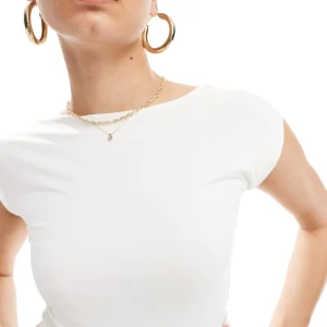 Vit topp med öppen rygg - Jag säljer denna topp som är vit och  öppen i ryggen. Den är i nyskick och aldrig använd då den inte passar mig