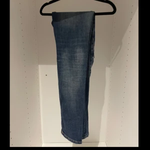 Blå slim jeans - Säljer ett par snygga blå slim jeans från Slim & Denim. De är i bra skick och perfekta för både vardag och fest. 