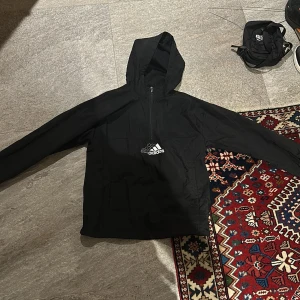 Adidas vind/träningsjacka - Adidas vind jacka/träningsjacka som är bra till hösten. Perfekt till dig som spelar fotboll eller utövar andra typer av sporter nästintill aldrig använd noll defekter hör av er vid minsta fundering! Mitt pris är 349 kr, detta kan diskuteras!