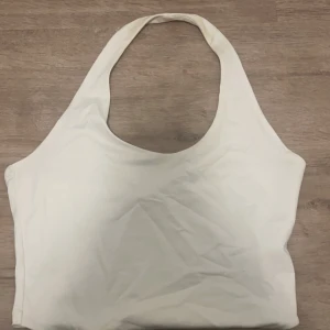 Vit topp - Super söt topp, aldrig använd bara testad, skriv för fler bilder eller andra funderingar ❤️