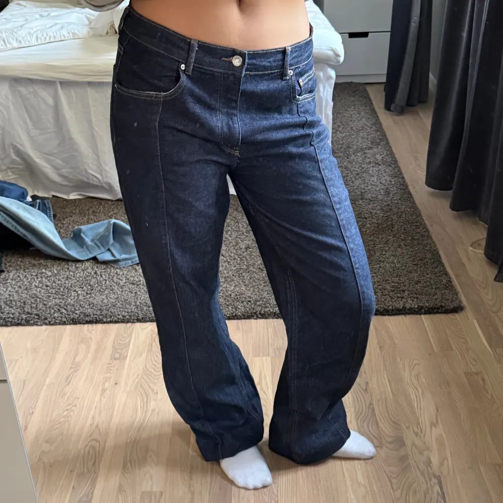 Supersnygga mörkblåa jeans från Gina Tricot. Byxorna är som nya och varsamt använda🥰 . Jeans & Byxor.