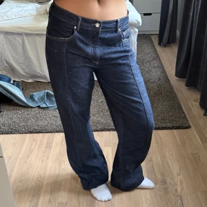 Mörkblåa Jeans  - Supersnygga mörkblåa jeans från Gina Tricot. Byxorna är som nya och varsamt använda🥰 