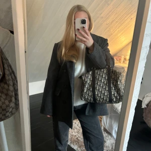 Mörkgrå kappa/kavaj🖤 - Så fin, är som en tjock kavaj/kappa! Passar perfekt till hösten🙌🏽 Endast använd 2 ggr, jag jag vanligtvis s-m