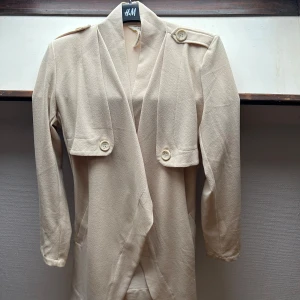 Trenchcoat stl S - Oanvänd trenchcoat i stl S.  