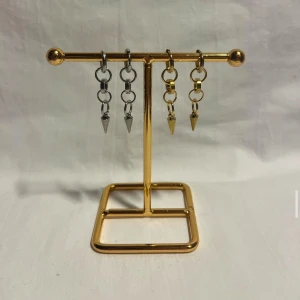 Örhängen  - Fina örhängen! Finns i silver & guld. Köp för 99kr/st Eller 185kr/paret. Modell 108. Smyckeställningen finns även att köpa för 299kr!