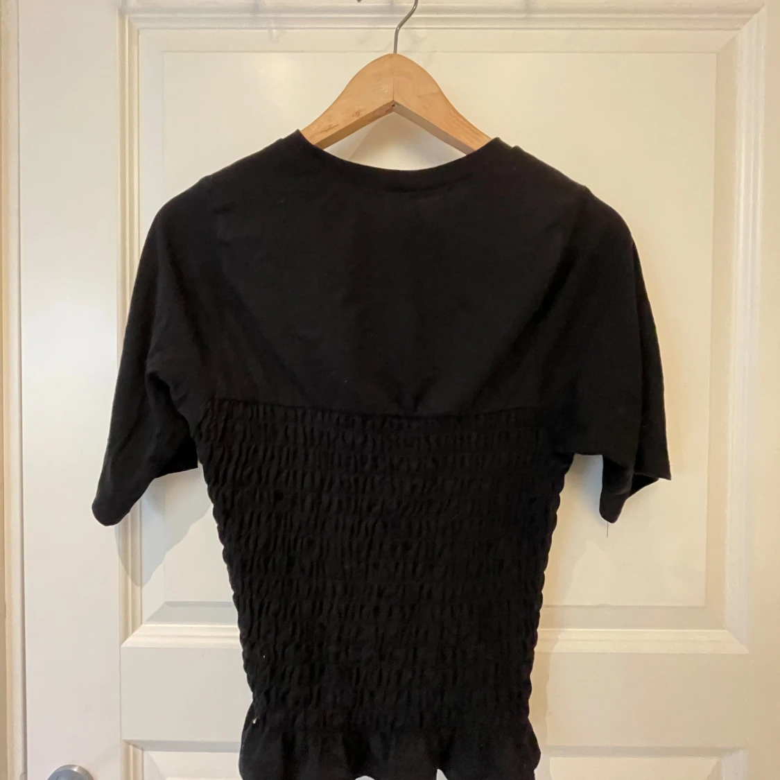 Svart topp med rynkad design - 91