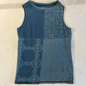 Linne - Linne i jeans-liknande tyg. Köpt second hand. Står strl XXS men skulle säga att den är mer S/M