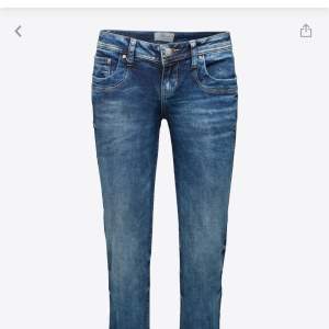 säljer dessa ltb jeans! använt fåtal gånger då dom inte riktigt va något för mig. från about you💗 köpta för 915kr💕