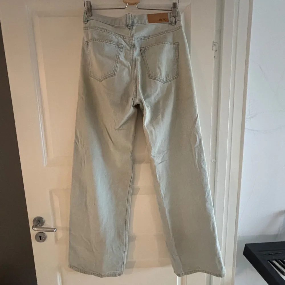 Vida jeans, baggy, hög/regular midja. W28. Jag är 172cm och de går till golvet på mig. . Jeans & Byxor.