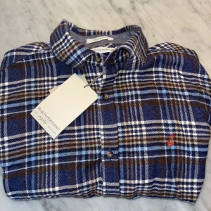 Ny flanellskjorta Peak Performance - Snygg höstskjorta i flanell från Peak Performance. Aldrig använd, helt ny.  Storlek: M