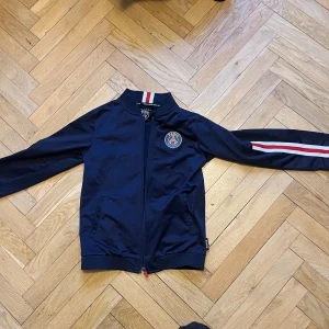 Psg tröja - Säljer min lil brosas psg tröja ny pris 699kr mitt pris 225!