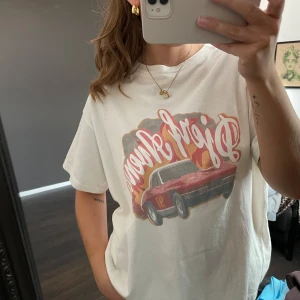 Djerf avenue t-shirt - T-shirt från Djerf Avenue. Använd fåtal gånger, kommer tyvärr inte till användning för mig därav säljer jag den. Storlek S men har en oversize fit. Slusåld för tillfället. 