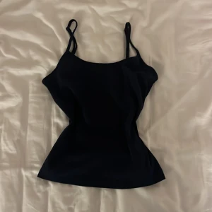 Mörkblått linne - Mörkblått linne i storlek S. Köpt secondhand men har knappt används. Skriv privat för fler bilder om behövs❤️