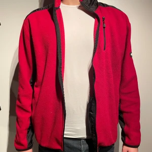Fliströja  - Röd fliströja från Tommy Hilfiger i bra skick  - Strl XL 