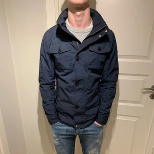 J.Linderberg | Fieldjacka  - Trendig J.L fieldjacka perfekt till hösten! | Jackan är i fint skick utan hål eller annat bortsett från en missfärgning som syns på sista bilden och lite smuts på kragen (kan möjligen gå bort men inte 100.) | Strl S. | Ställ gärna frågor!