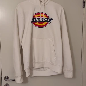 Vit Dickies hoodie - Vacker Vit dickies hoodie som jag använt 2 gånger tidigare med få tecken på användning om man bortser från den lilla fläcken på armen som säkert försvinner i tvätten. Fin att ha som overzise och jag som vanligtvis tar XS tog M. Säljer pga ändrad stil