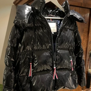 Tommy jacka - Säljer denna Tommy jackan då den är lite förstor. Den är i helt ny skick och endast använda tre gånger. Den har resår löngt med och en mörkblå färg på insidan. 