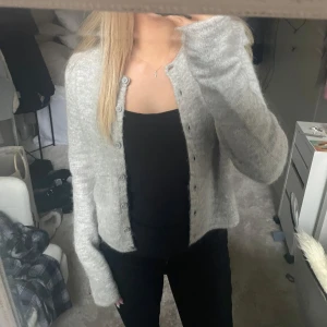 Kofta  - Grå kofta från Gina tricot.💗