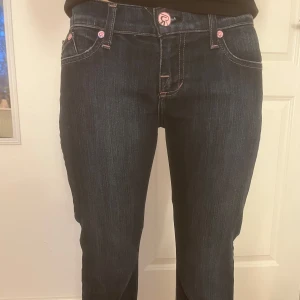 Mörkblå jeans med strassdetaljer - Säljer ett par supersnygga low waist mörkblå jeans med strassdetlajer på bakfickorna 🩷Säljer då de tyvärr inte passade, små i storleken 