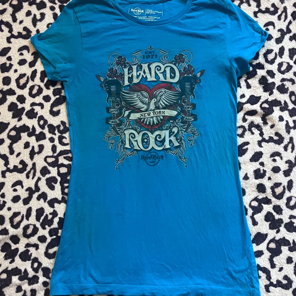 T-shirt från hard rock cafe, new york. Storlek M men sitter som S. Bra skick. . T-shirts.