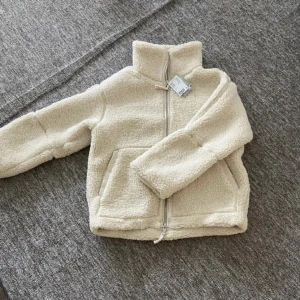 Pilet jacka/teddy jacka - Säljer min jacka som är använd ett fåtalgånger. Kontakt ifall ni vill ha fler bilder. Slutsåld på hemsidan.