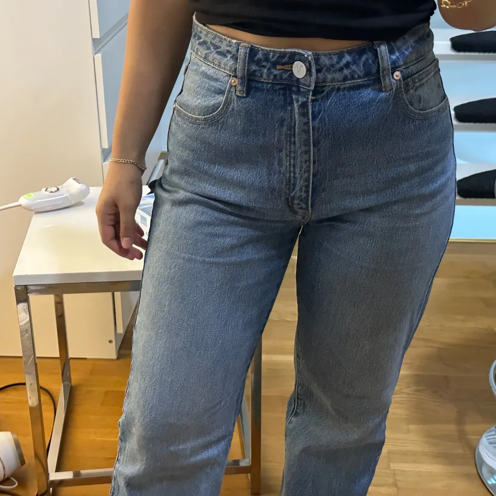 Ett par blåa jeans köpta från nelly OBS!!! Uppklippta för att passa en tjej på 150cm. Jeans & Byxor.