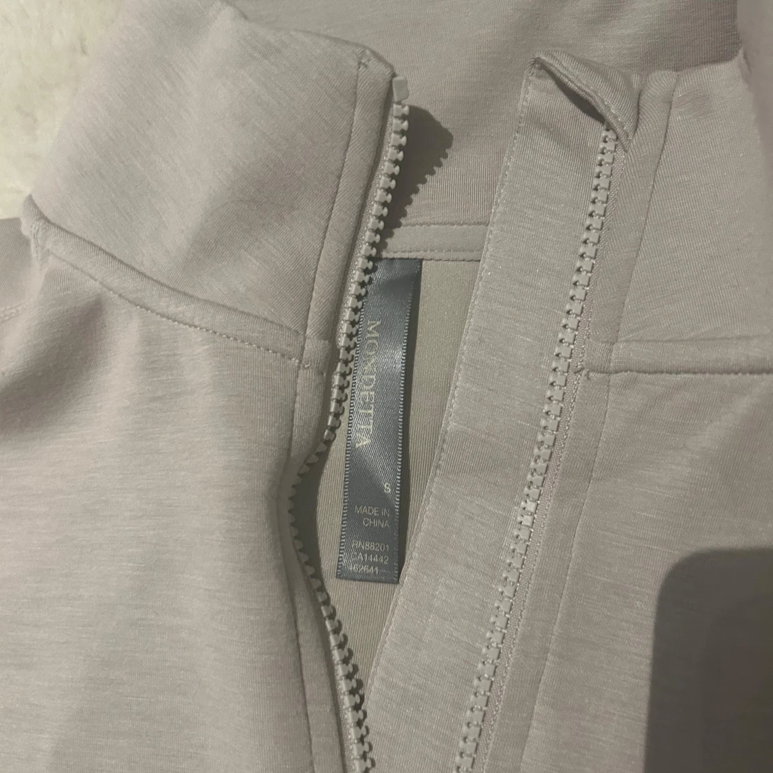 Beige jacka med dragkedja - 90