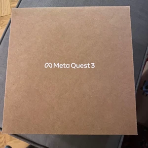 Meta quest 3 - Använda några gånger, men helt utan defekter. Nypris ca 6000 Jag säljer för  4500, pris går att diskutera. Flera batterier till kontrollerna ingår. 128 gigabyte utrymme.