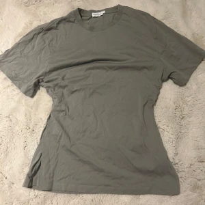 Grå-Grön T-shirt - Bread&Boxers - Den är ny fast sydd om för att vara tajtare på midjan🩷