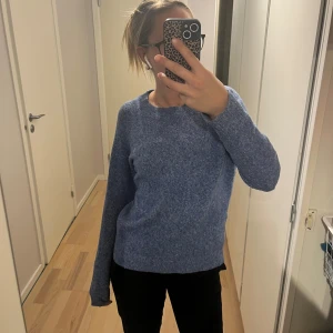Blå stickad tröja  - Så fin blå stickad tröja från veromoda i storlek xs. Lite lite nopprig men syns knappt 💝