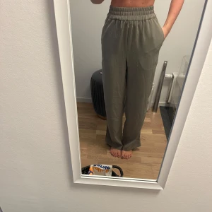 Beige mjukisbyxor - Jättefina gröna byxor i så fin färg🤍 aldrig använda 