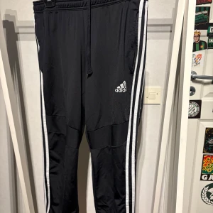 Adidasbyxor  - Ett par välskötta Adidasbyxor 