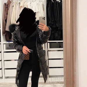 Femenina gloss jacket  - Använd några gånger väldigt fint skick 1300kr  Storlek: S Köpt på femenina of Sweden nypris 3799kr