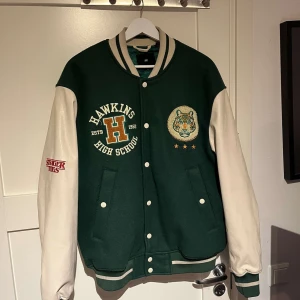 Grön jacka - Grön jacka från hm. Orginalpris är 600.