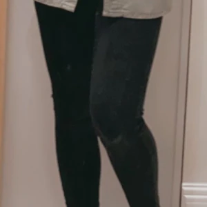 Jeans - Mustat high waist skinny jeans! Aikoinaan ollut joitakin kertoja käytössä, mutta monta vuotta seisoskellut kaapissa. Hieman nukkaa vyötärön alueella, mutta muuten hyvässä kunnossa.