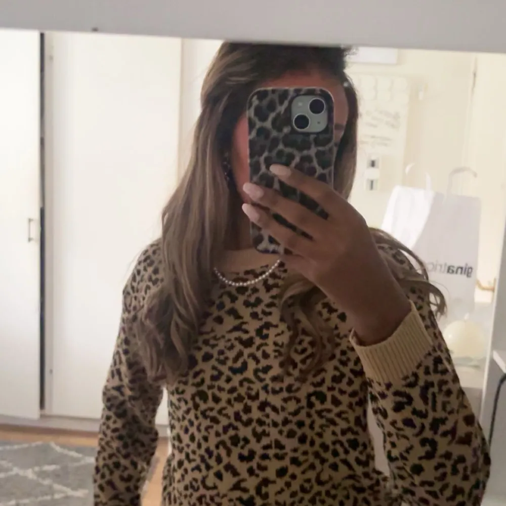 Sån snygg finstickad leopard topp! Lätt att styla . Neuleet.