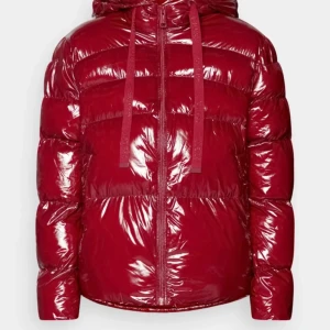 Guess jacka röd  - Säljer denna jackan från guess i vinröd. Storleken står inte på jackan men skulle säga att den passar M 