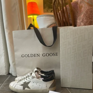 Golden Goose Superstar 41/42 - Säljer mina älskade GGDB superstar som är en riktig komplimang haffare. Dom har lite heeldrag som använda Golden lätt får men är fixat av ett högkvalitativt sko lim jag köpte av en skomakare. Jag har köpt dom i Shanghai i butik där av kvittot och bag