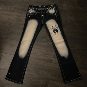 Lågmidajde bootcut jeans  - Skit coola jeans som är lite för långa på mig som är 170, säljer pågrund av ingen användning.