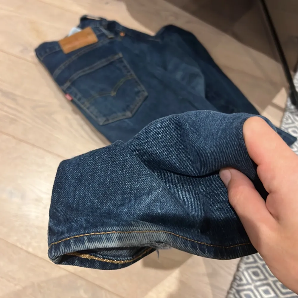 Blå Levis jeans i bra skick 7/10, med en liten defekt (se bild fyra). Inte längre använda då de är lite stora för mig. Sköna jeans för både häng och vardagligt bruk!. Jeans & Byxor.