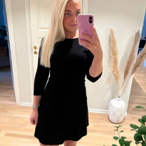 Svart klänning  - Svart klänning i fint stickat material. Storlek S. Aldrig använd. 