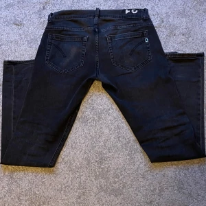 Dondup jeans - Säljer dessa feta Dondup George jeansen i storlek W31. Jeansen är i nyskick och har inga defekter.Grabben på bilden är 177-178 cm lång o väger ungefär 62 kg. Priset på dessa jeans är 2799kr | Mitt pris 649kr. Hör av er vid minsta fråga🔥🔥