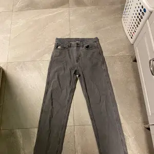 Hej säljer nu min extremt snygga o sköna Karl kani jeans. Köpte dom inte alls för länge sedan knappt använda pågrund utav dom är förstora för mig. Skriv vid intresse och priset är inte hugget i sten. 