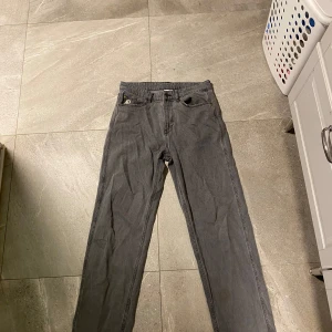 KARL KANI jeans  - Hej säljer nu min extremt snygga o sköna Karl kani jeans. Köpte dom inte alls för länge sedan knappt använda pågrund utav dom är förstora för mig. Skriv vid intresse och priset är inte hugget i sten. 