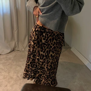 Leopard kjol från co'couture - Säljer denna superfina kjol från Co'Couture i leopard🐆✨ONE SIZE och i Nyskick!!💞