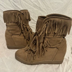 Kilklack med fransar - Superfina fransskor med kilklack. Strl 38. Superfint skick inga skador