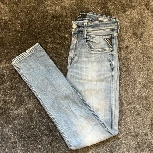 Replay Jeans - Ett par riktigt snygga replay jeans med en snygg blå färg modellen är anbass (slim fit) Storlek W28 L32, ny pris 1899kr. Kontakta för fler bilder eller om du har några funderingar.