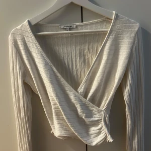 Långärmad topp - Korsad topp från chiquelle i bra skick! 
