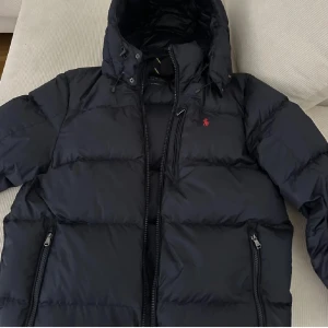 Ralph lauren vinterjacka  - Vinterjacka från Ralph lauren, skick 9/10, nypris 5500kr mitt pris 2000kr, hör gärna av er vid frågor eller funderingar. Mvh Teo Lagerdahl Bauer 